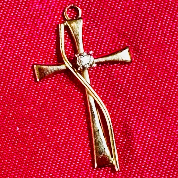 Solid 10K Yellow Gold Natural
Diamond
Accent Cross Religious
Pendant - Picture 7 of 8